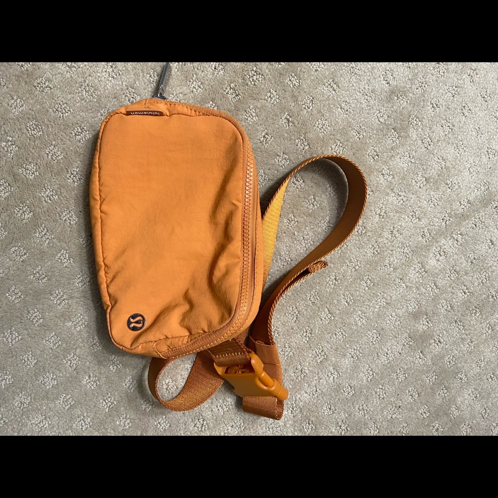 Lululemon everywhere belt bag